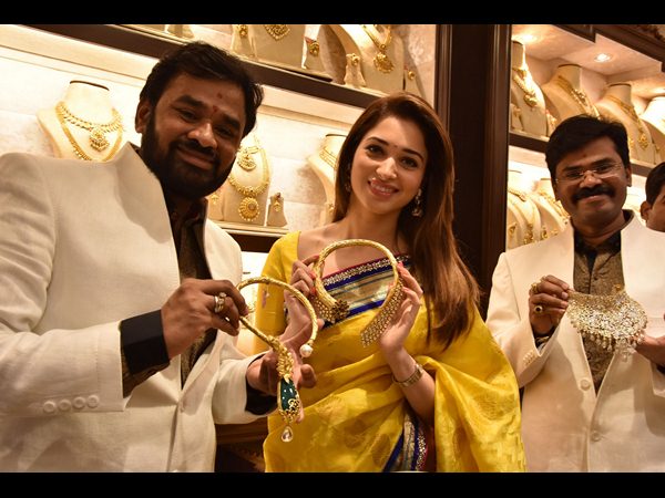 'మానేపల్లి' జువెలర్స్‌లో తమన్నా సందడి