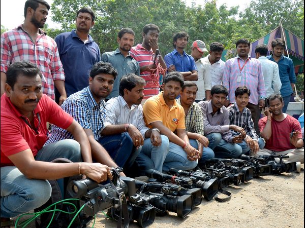 కెమెరామెన్ ధర్నా
