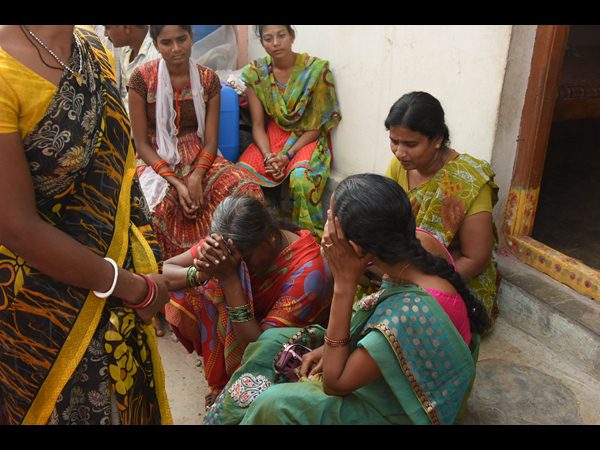 దిండుతో అదిమి.. కత్తిపీటతో గొంతు కోసి చంపేశారు 