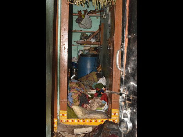 దిండుతో అదిమి.. కత్తిపీటతో గొంతు కోసి చంపేశారు 