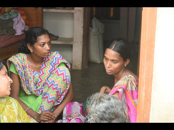  దిండుతో అదిమి.. కత్తిపీటతో గొంతు కోసి చంపేశారు 