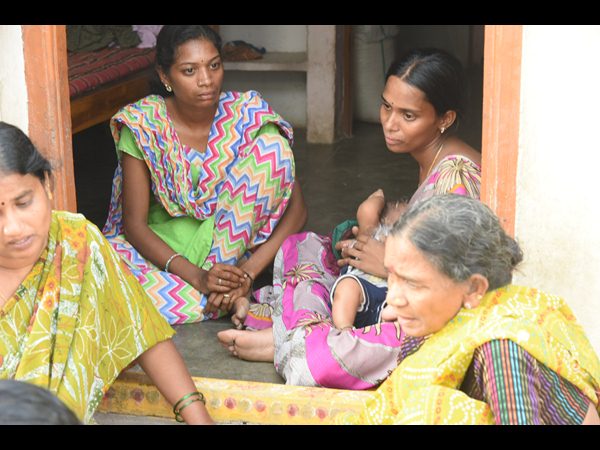  దిండుతో అదిమి.. కత్తిపీటతో గొంతు కోసి చంపేశారు 