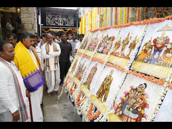 Chandrababu prays Venkateswara Swamy for a Unique capital