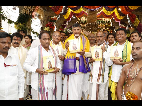 Chandrababu prays Venkateswara Swamy for a Unique capital