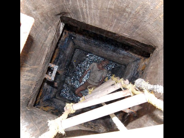 నగరంలోని మ్యాన్‌హోల్‌కు నిండు ప్రాణం బలి