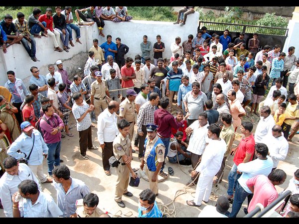 నగరంలోని మ్యాన్‌హోల్‌కు నిండు ప్రాణం బలి