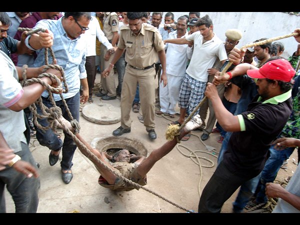 నగరంలోని మ్యాన్‌హోల్‌కు నిండు ప్రాణం బలి