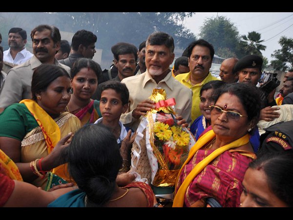 బాబుకు ఘన స్వాగతం