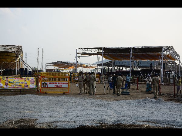 అన్ని రోడ్లు అటు వైపే: అమరావతికి వెళ్లే వారు ఏ రూట్లో ఎలా అన్ని రోడ్లు అటు వైపే: అమరావతికి వెళ్లే వారు ఏ రూట్లో ఎలా