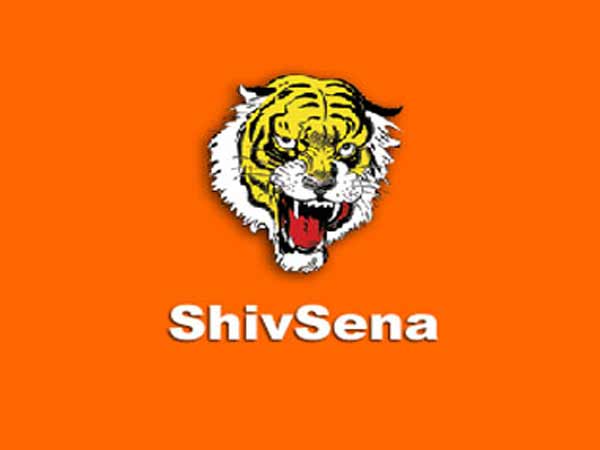 Mumbai Police remove Shiv Sena hoardings that taunt Modi in Maharashtra Mumbai Police remove Shiv Sena hoardings that taunt Modi in Maharashtra