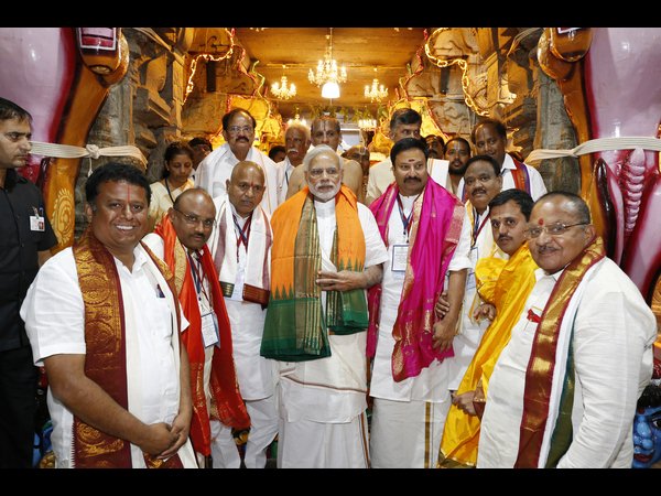 అర్చకుల ఆశీస్సులు..