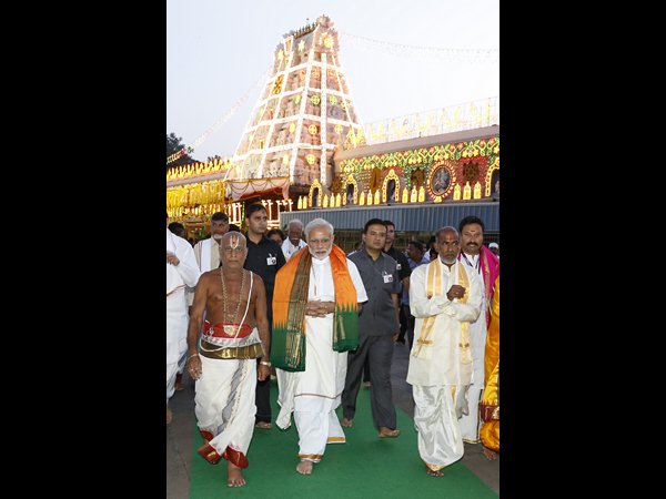 సిల్కు వస్త్రాలతో సత్కారం