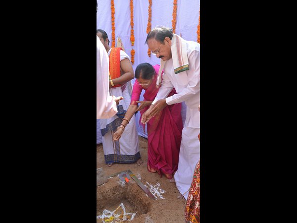 బెదిరింపులకు ఎవరూ లొంగరు, ఐదేళ్ల తర్వాత ప్రశ్నించండి: వెంకయ్య