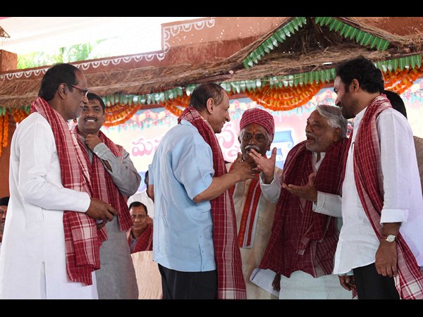 అలయ్ బలయ్ అంటే తెలుసా?: 'దత్తాత్రేయ ప్రజల మనిషి', ప్రధాని మోడీ సందేశం