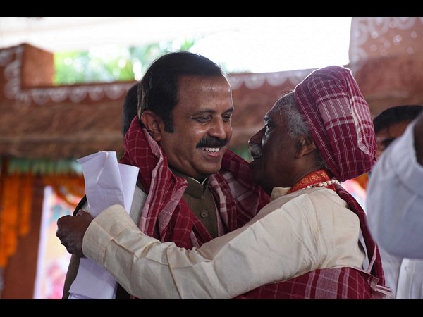 అలయ్ బలయ్ అంటే తెలుసా?: 'దత్తాత్రేయ ప్రజల మనిషి', ప్రధాని మోడీ సందేశం