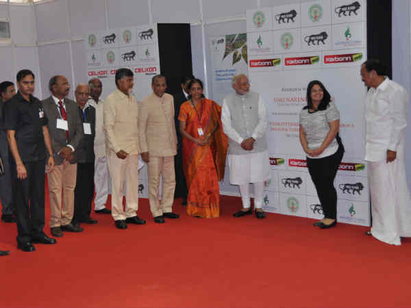 మొబైల్ హబ్గా తిరుపతి: మోడీకి చంద్రబాబు బహుకరణ మొబైల్ హబ్గా తిరుపతి: మోడీకి చంద్రబాబు బహుకరణ