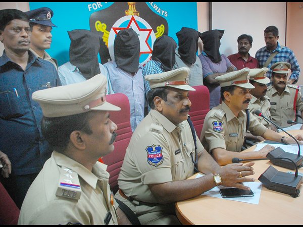 మరో ఏడుగురు పరారీలో..