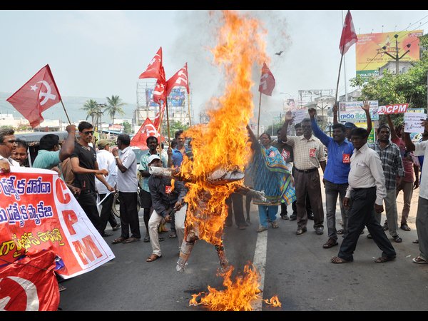 'హోదా'పై నిరసనలు: మోడీ దిష్టిబొమ్మ దగ్ధం