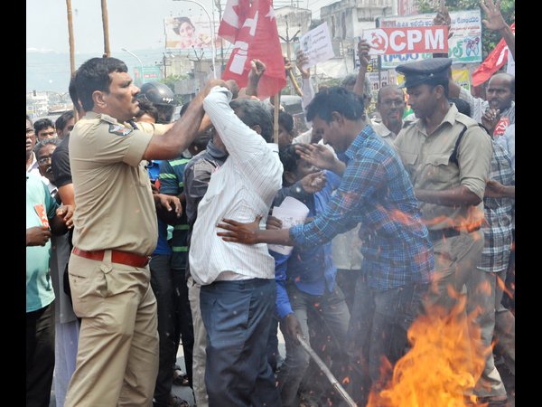 'హోదా'పై నిరసనలు: మోడీ దిష్టిబొమ్మ దగ్ధం