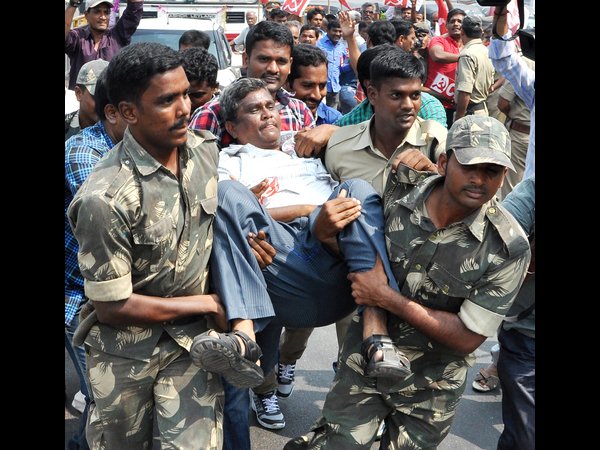 'హోదా'పై నిరసనలు: మోడీ దిష్టిబొమ్మ దగ్ధం