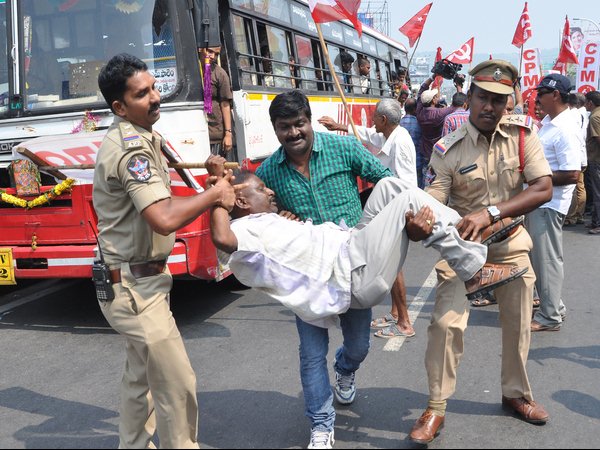 'హోదా'పై నిరసనలు: మోడీ దిష్టిబొమ్మ దగ్ధం