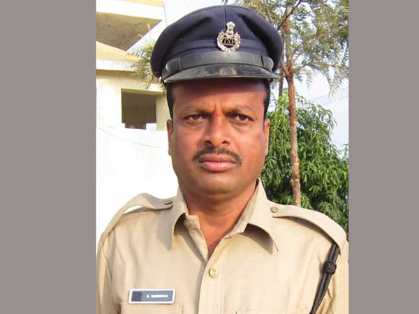 భార్యపై కానిస్టేబుల్ భర్త అనుమానం: కత్తులతో దాడి, భర్త మృతి 