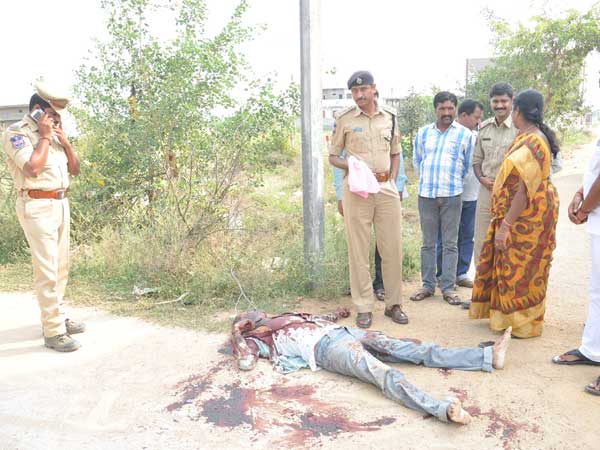 భార్యపై కానిస్టేబుల్ భర్త అనుమానం: కత్తులతో దాడి, భర్త మృతి 