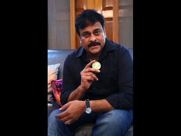  చిరంజీవి పేరిట బంగారు నాణేలను విడుదల చేసిన కానా