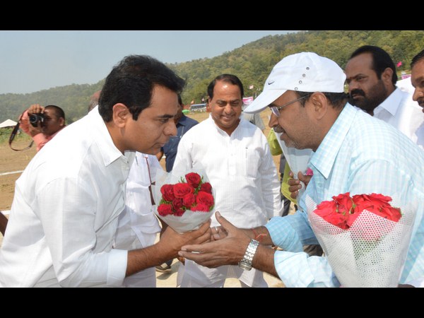 గిరిజన పోరాట యోధుడంటే ఏపీకి చెందిన అల్లూరేనా: భీం వర్ధంతి సభలో కేటీఆర్ గిరిజన పోరాట యోధుడంటే ఏపీకి చెందిన అల్లూరేనా: భీం వర్ధంతి సభలో కేటీఆర్