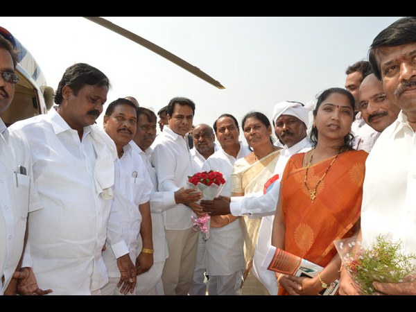 గిరిజన పోరాట యోధుడంటే ఏపీకి చెందిన అల్లూరేనా: భీం వర్ధంతి సభలో కేటీఆర్ గిరిజన పోరాట యోధుడంటే ఏపీకి చెందిన అల్లూరేనా: భీం వర్ధంతి సభలో కేటీఆర్