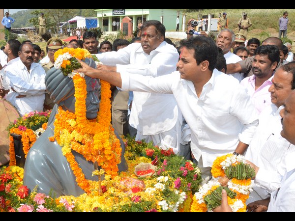 గిరిజన పోరాట యోధుడంటే ఏపీకి చెందిన అల్లూరేనా: భీం వర్ధంతి సభలో కేటీఆర్ గిరిజన పోరాట యోధుడంటే ఏపీకి చెందిన అల్లూరేనా: భీం వర్ధంతి సభలో కేటీఆర్