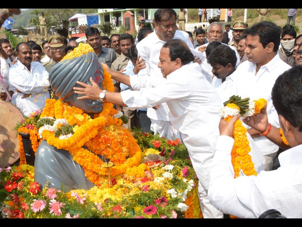 గిరిజన పోరాట యోధుడంటే ఏపీకి చెందిన అల్లూరేనా: భీం వర్ధంతి సభలో కేటీఆర్ గిరిజన పోరాట యోధుడంటే ఏపీకి చెందిన అల్లూరేనా: భీం వర్ధంతి సభలో కేటీఆర్