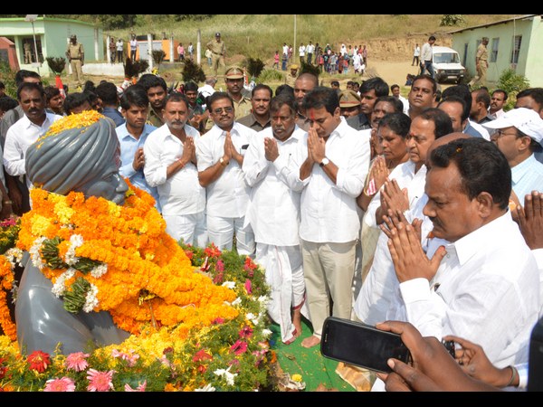 గిరిజన పోరాట యోధుడంటే ఏపీకి చెందిన అల్లూరేనా: భీం వర్ధంతి సభలో కేటీఆర్ గిరిజన పోరాట యోధుడంటే ఏపీకి చెందిన అల్లూరేనా: భీం వర్ధంతి సభలో కేటీఆర్