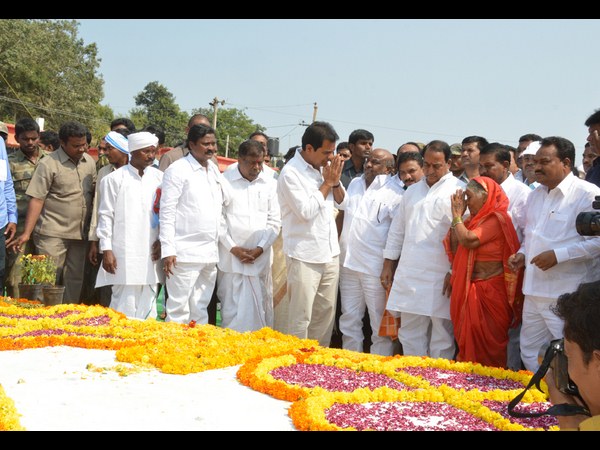 గిరిజన పోరాట యోధుడంటే ఏపీకి చెందిన అల్లూరేనా: భీం వర్ధంతి సభలో కేటీఆర్ గిరిజన పోరాట యోధుడంటే ఏపీకి చెందిన అల్లూరేనా: భీం వర్ధంతి సభలో కేటీఆర్
