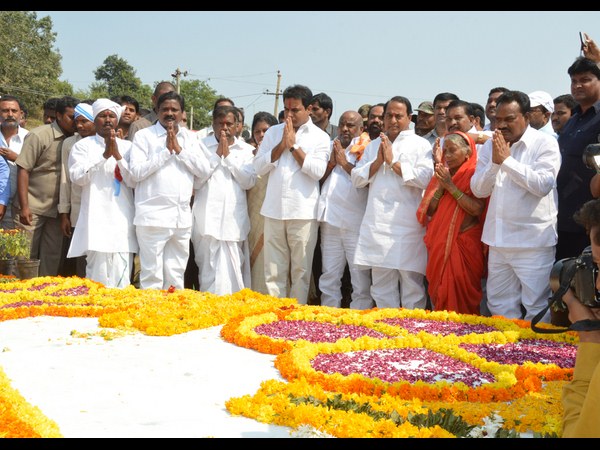 గిరిజన పోరాట యోధుడంటే ఏపీకి చెందిన అల్లూరేనా: భీం వర్ధంతి సభలో కేటీఆర్ గిరిజన పోరాట యోధుడంటే ఏపీకి చెందిన అల్లూరేనా: భీం వర్ధంతి సభలో కేటీఆర్