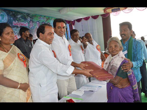 గిరిజన పోరాట యోధుడంటే ఏపీకి చెందిన అల్లూరేనా: భీం వర్ధంతి సభలో కేటీఆర్ గిరిజన పోరాట యోధుడంటే ఏపీకి చెందిన అల్లూరేనా: భీం వర్ధంతి సభలో కేటీఆర్