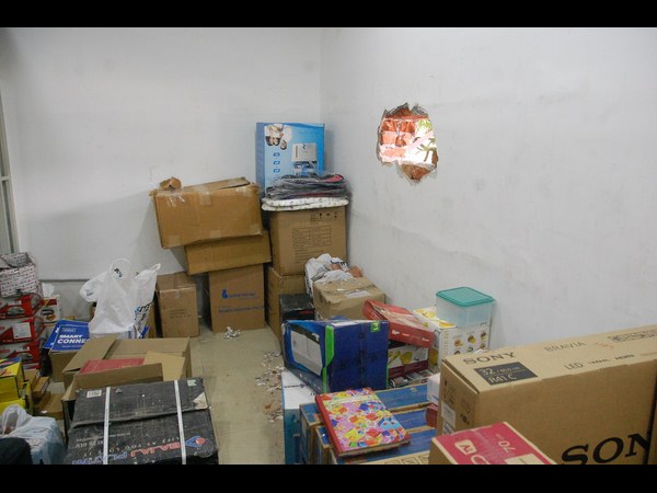 యస్ మార్ట్ షోరూంకి కన్నం