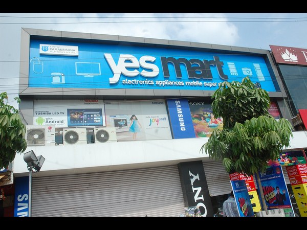 యస్ మార్ట్ షోరూంకి కన్నం