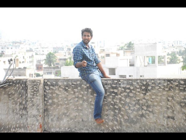 గోడపై కూర్చుని.. గోడపై కూర్చుని..