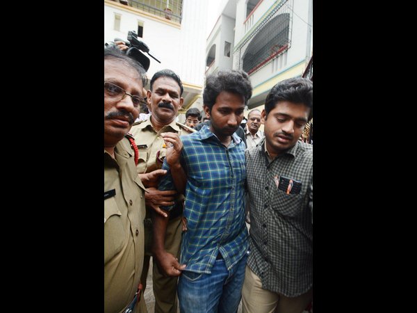 పోలీసు స్టేషన్కు తరలించారు... పోలీసు స్టేషన్కు తరలించారు...