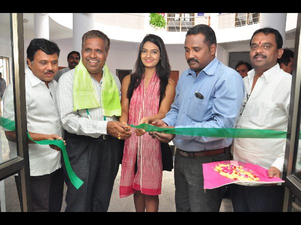 నేహా దేశ్ పాండే సందడి