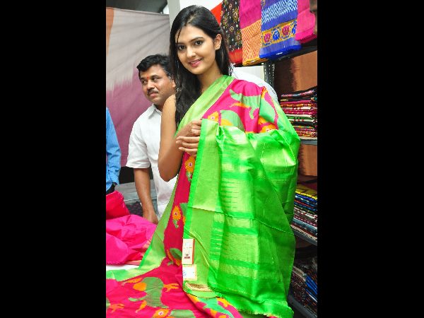 నేహా దేశ్ పాండే సందడి