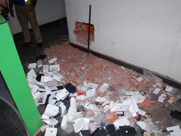 Smart phones stolen from a mobile shop Smart phones stolen from a mobile shop