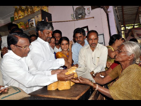  రాయితీ కందిపప్పు: రూ. 135కే పంపిణీ, క్యూ కట్టిన ప్రజలు