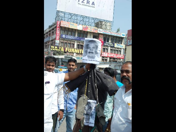 రాధాకృష్ణ దిష్టిబొమ్మ దగ్ధం