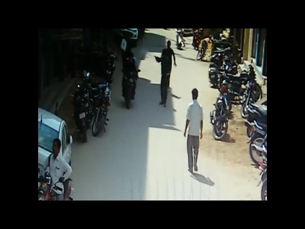 చైన్ స్నాచర్లపై కాల్పులు