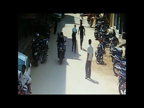 చైన్ స్నాచర్లపై కాల్పులు