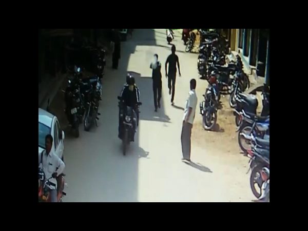 చైన్ స్నాచర్లపై కాల్పులు