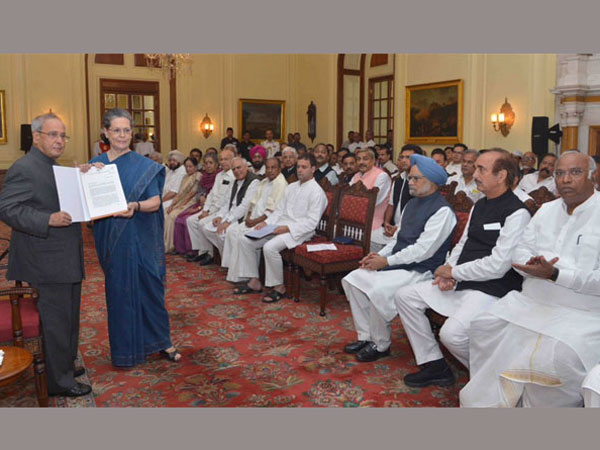 Sonia Gandhi, Rahul lead Congress march to Rashtrapati Bhavan against intolerance