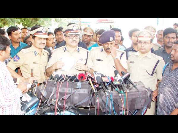 రాజయ్య కోడలి మృతిపై మీడియాతో పోలీసులు